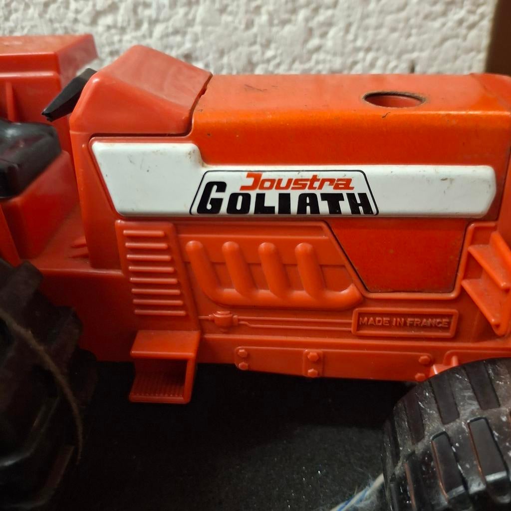 Oude tractor jaar 70 kunststof en metaal met aanhanger, Hobby en Vrije tijd, Ophalen of Verzenden