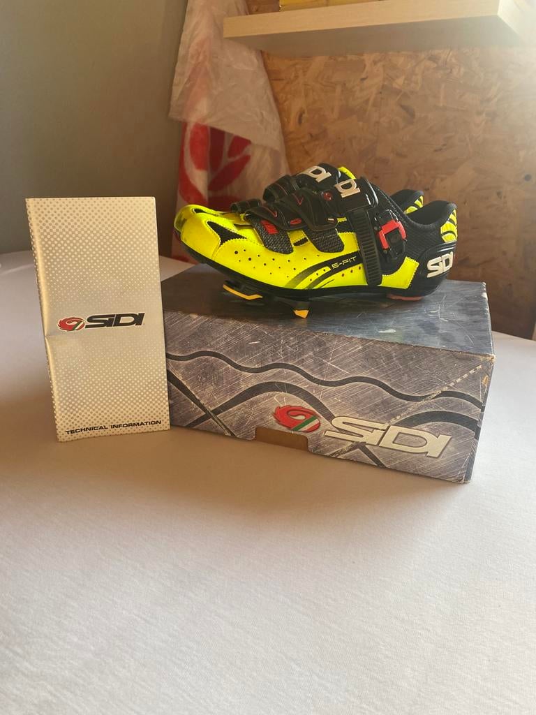 Chaussure de cyclisme sidi avec des cales shimano, Vélos & Vélomoteurs, Accessoires vélo | Vêtements de cyclisme, Enlèvement ou Envoi