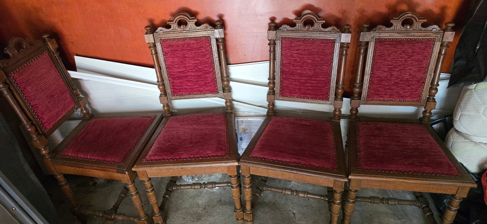 Vieilles chaises en bois massif plus caisse d'armes., Enlèvement