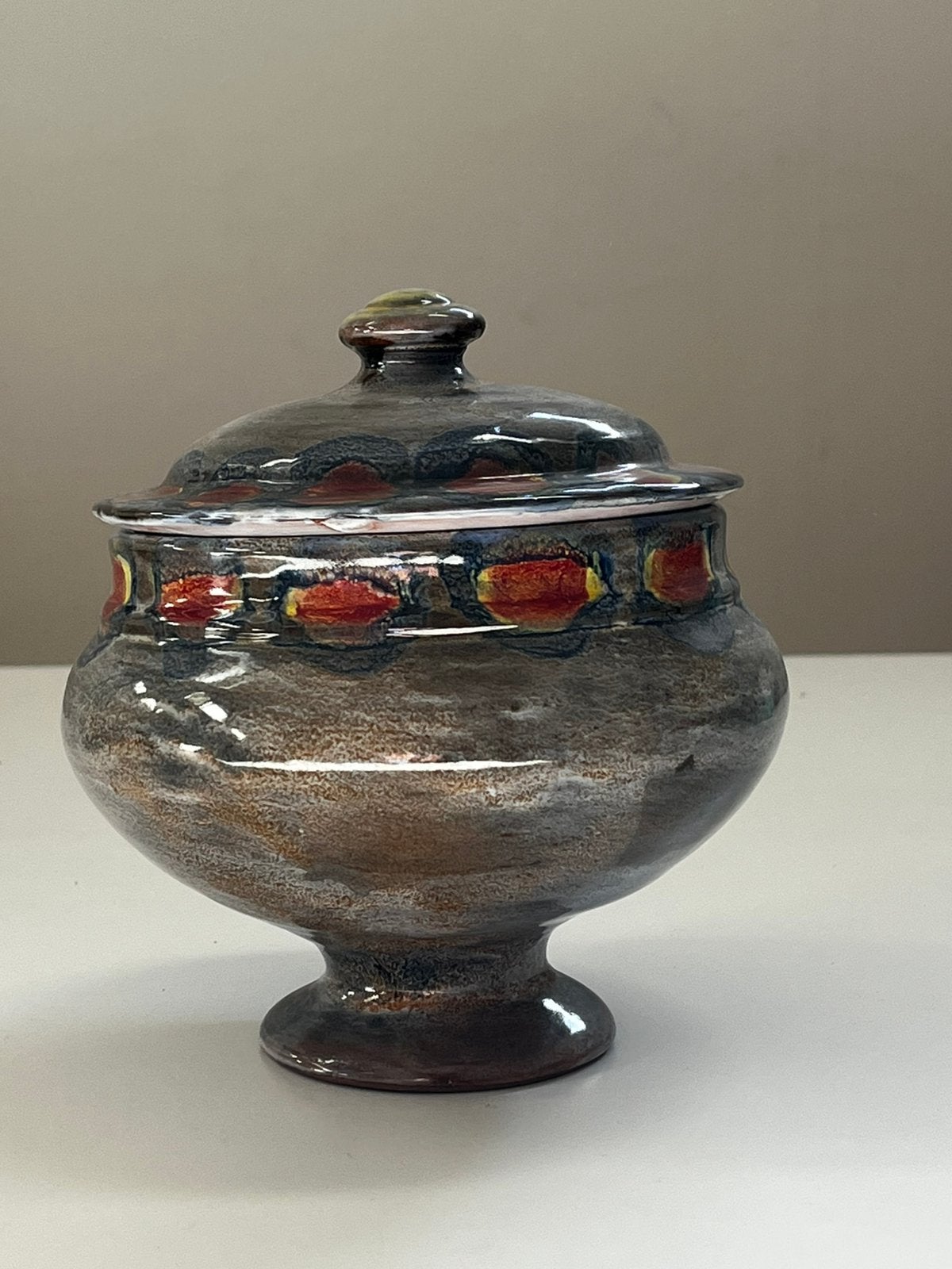 vintage design seventies keramiek gedekselde pot, gesigneerd, Antiek en Kunst, Kunst | Designobjecten, Ophalen of Verzenden, Gesigneerd