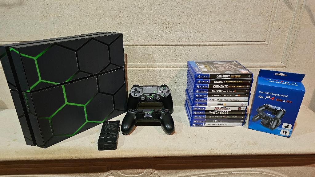 PS4 500 Go, 2 manettes, télécommande DVD, 12 jeux, 500 GB, Enlèvement ou Envoi, Comme neuf, Avec 3 manettes ou plus