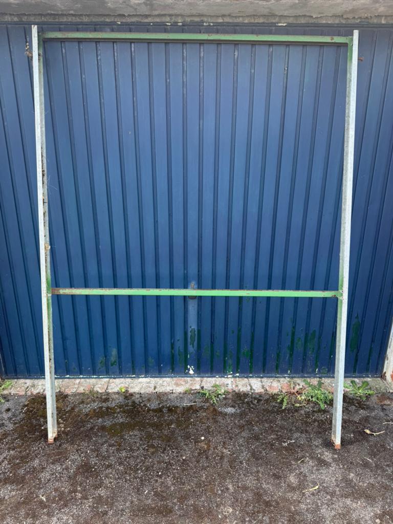IJzer kaders 150m x 200m 60st 90€, Ophalen, Zo goed als nieuw