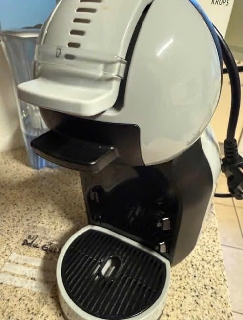 Cafetière Dolce Gusto MINI Me, Electroménager, Réservoir d'eau amovible, Enlèvement ou Envoi, Dosettes et capsules de café, Comme neuf
