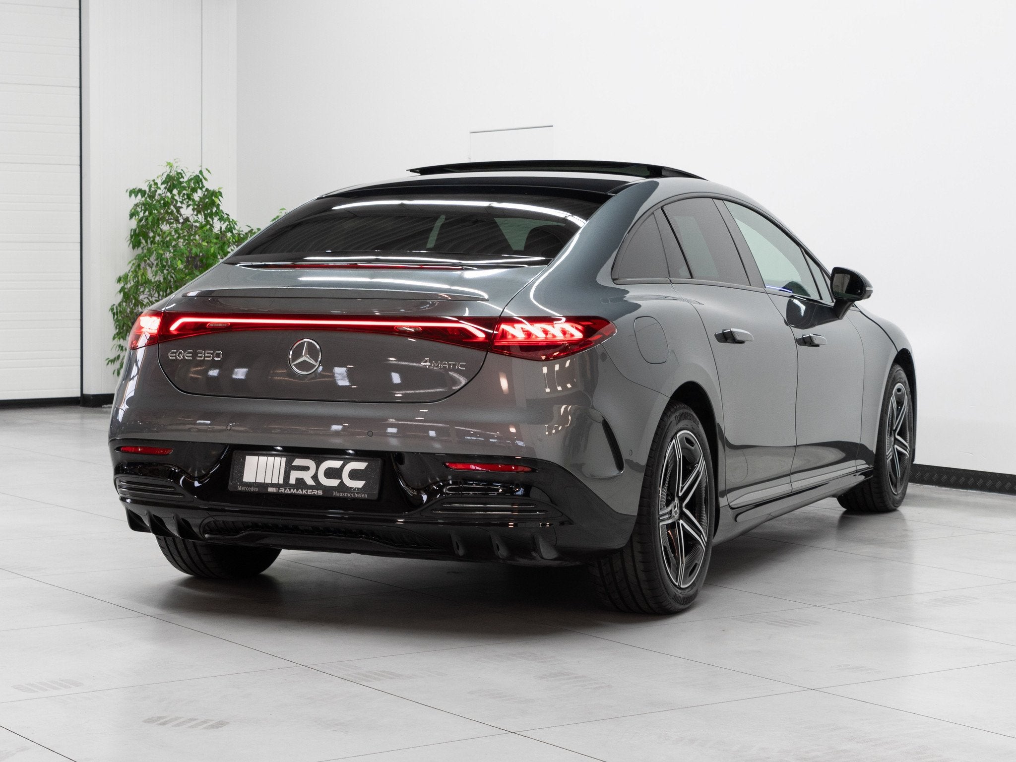 Mercedes-Benz EQE 350 4Matic AMG Premium Night PANO Achteras, Auto's, Automaat, 4 deurs, Gebruikt, Zwart