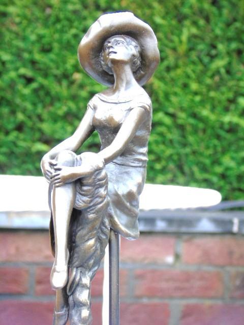 Vrouw met hoed op hoge kruk brons gesigneerd, Antiek en Kunst, Ophalen of Verzenden, Brons