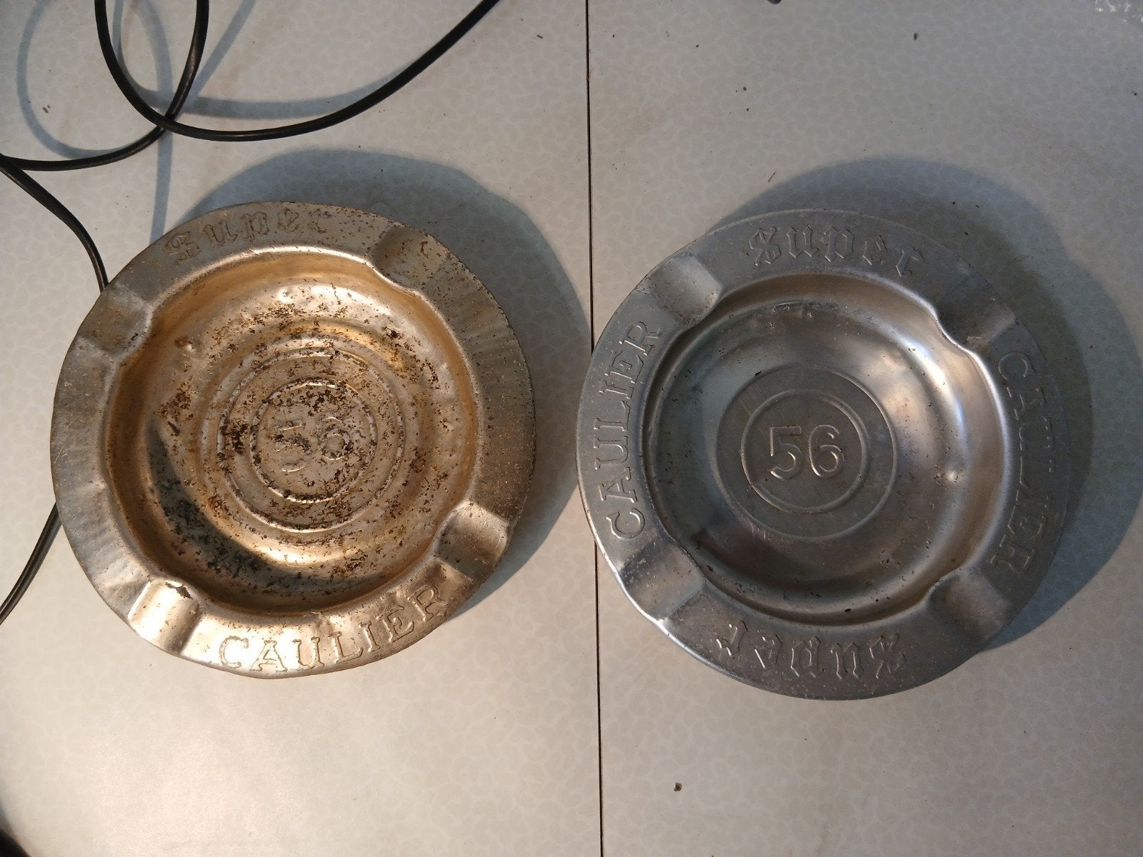 2 metalen asbakken Caulier 56 super, Verzamelen, Biermerken, Ophalen of Verzenden