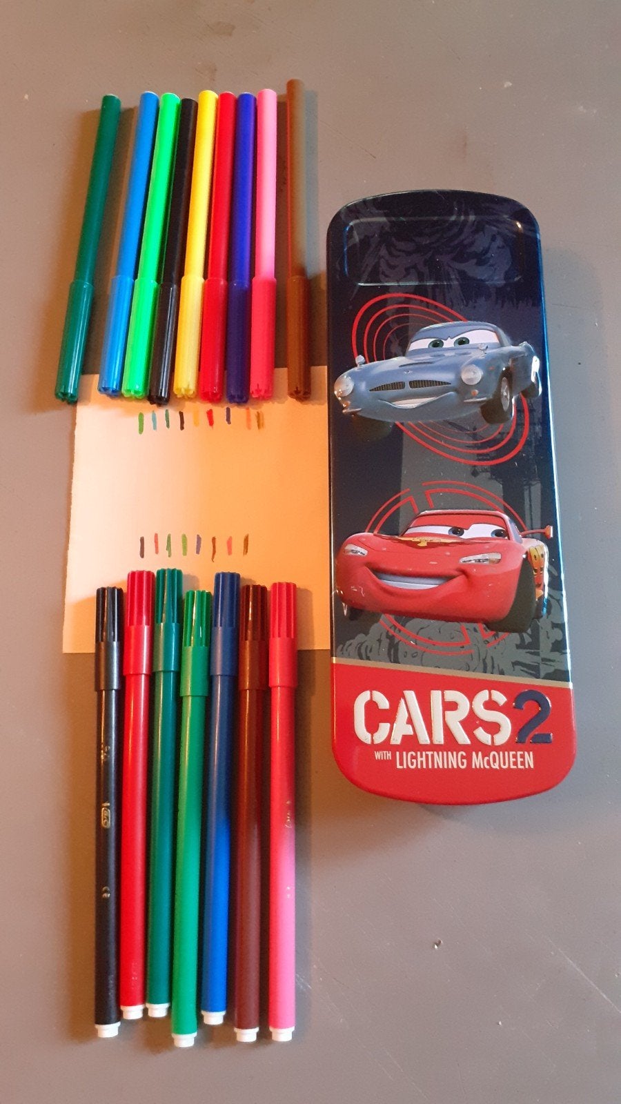 Ensemble plumier en metal cars +16 feutres, Divers, Fournitures scolaires, Enlèvement ou Envoi