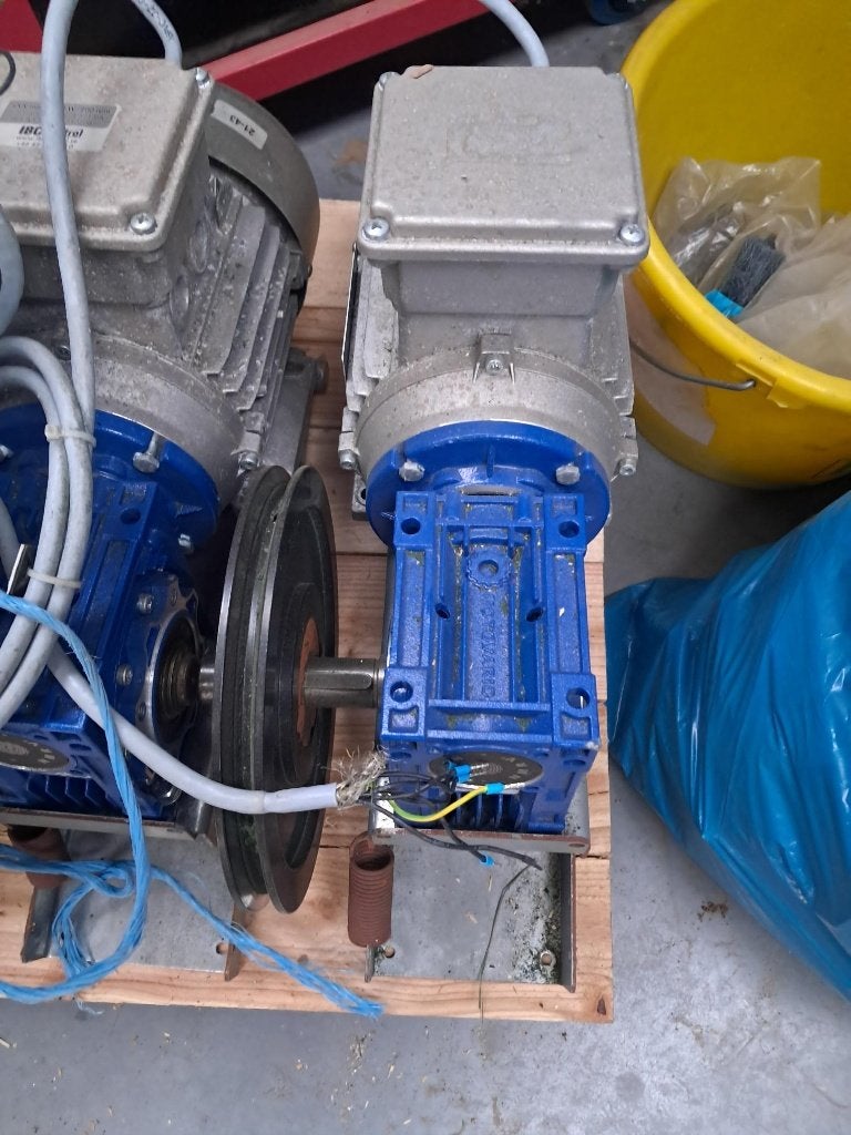 Elektromotoren met tandwielkast + sturing, Ophalen, Elektromotor