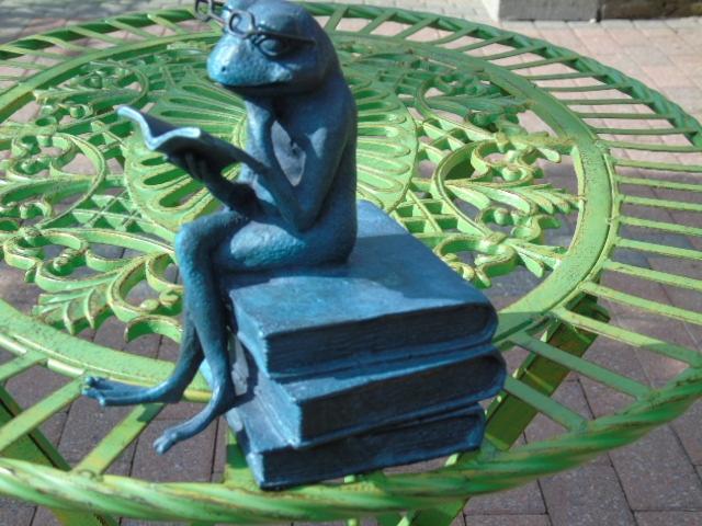 Kikkerbeeld met bril zittend op bronzen boeken, Antiek en Kunst, Ophalen of Verzenden, Brons