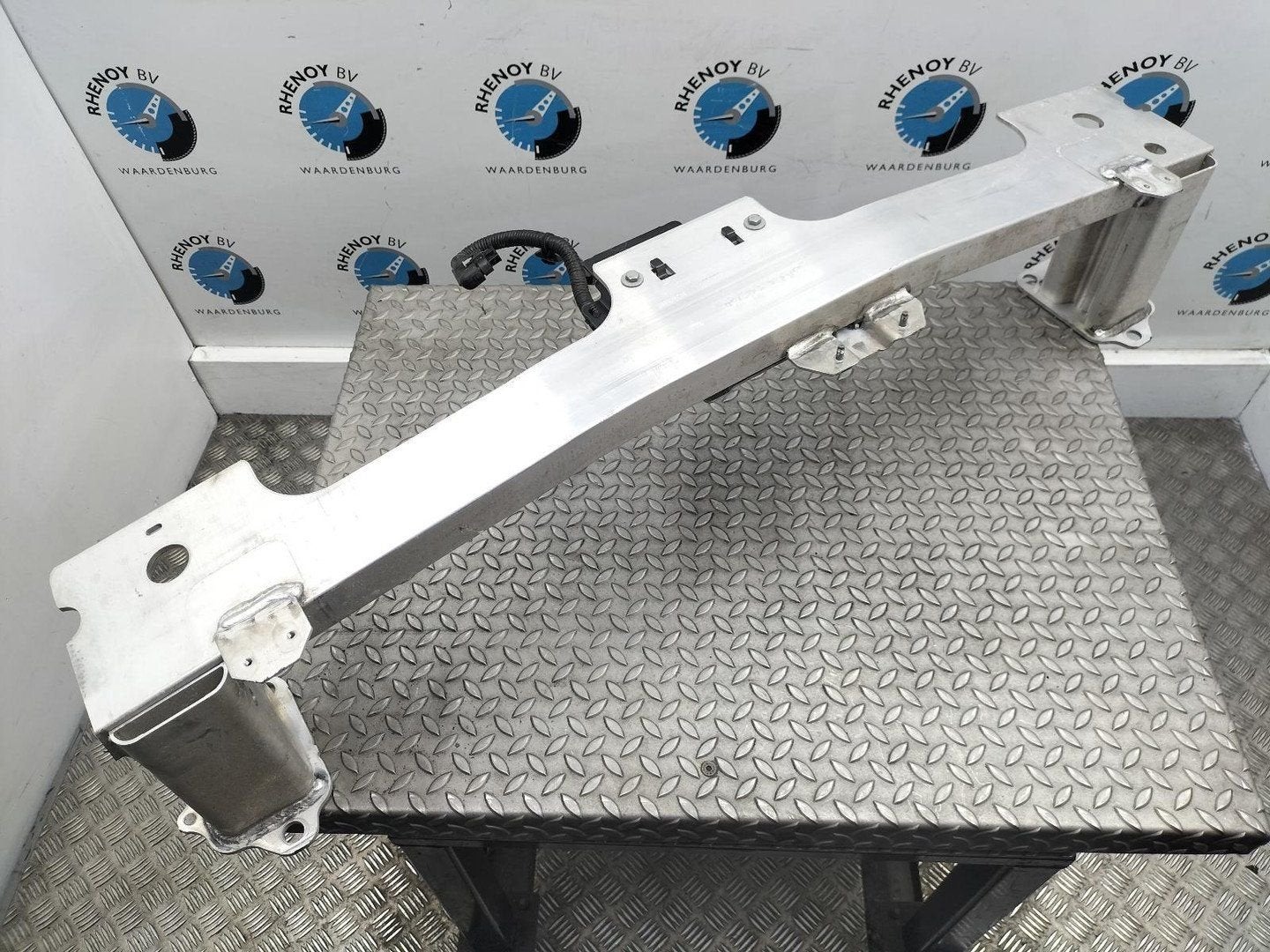 PEUGEOT 2008 Allure VOORBUMPER BALK 2024, Gebruikt, Voor, Ophalen of Verzenden, Stiba lid