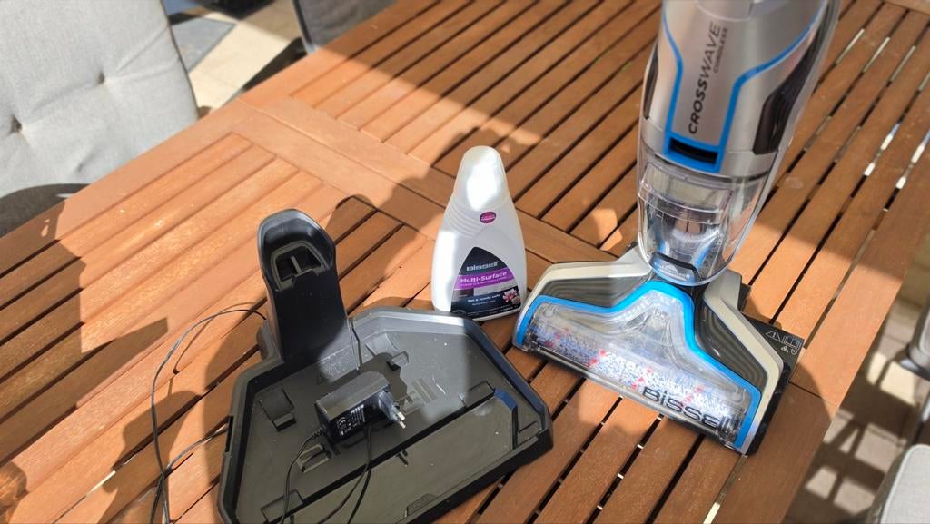Aspirateur balai Bissell avec fonction lavage, Electroménager, Réservoir, Comme neuf, Enlèvement, Aspirateur robot