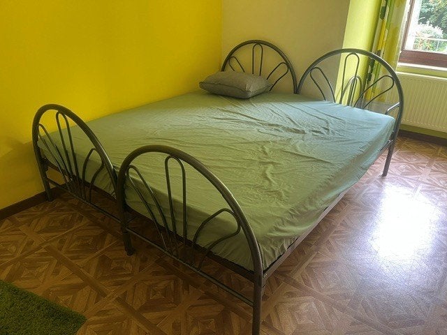 Metalen eenpersoonsbed 90x200 met nachttafel GRATIS, Huis en Inrichting, Ophalen
