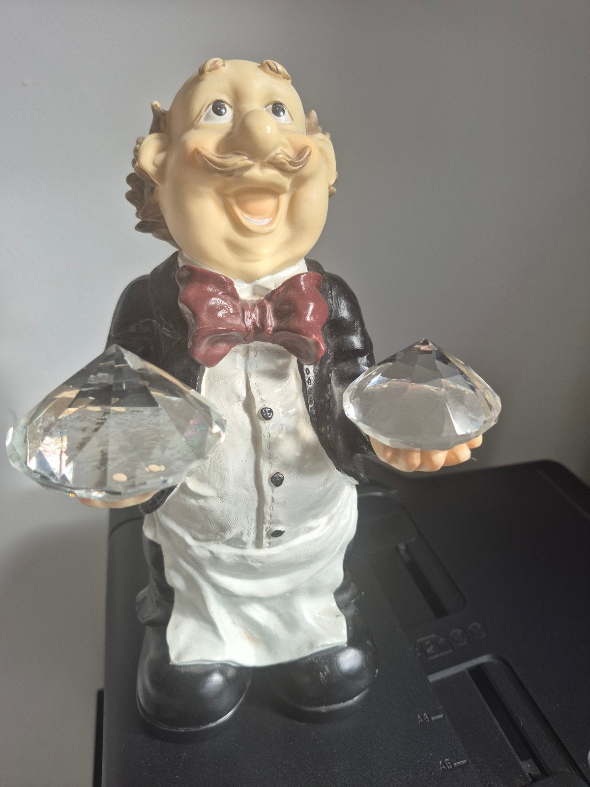 Decoratieve Ober Figuur – Blikvanger voor Horeca of Koffieho, Ophalen