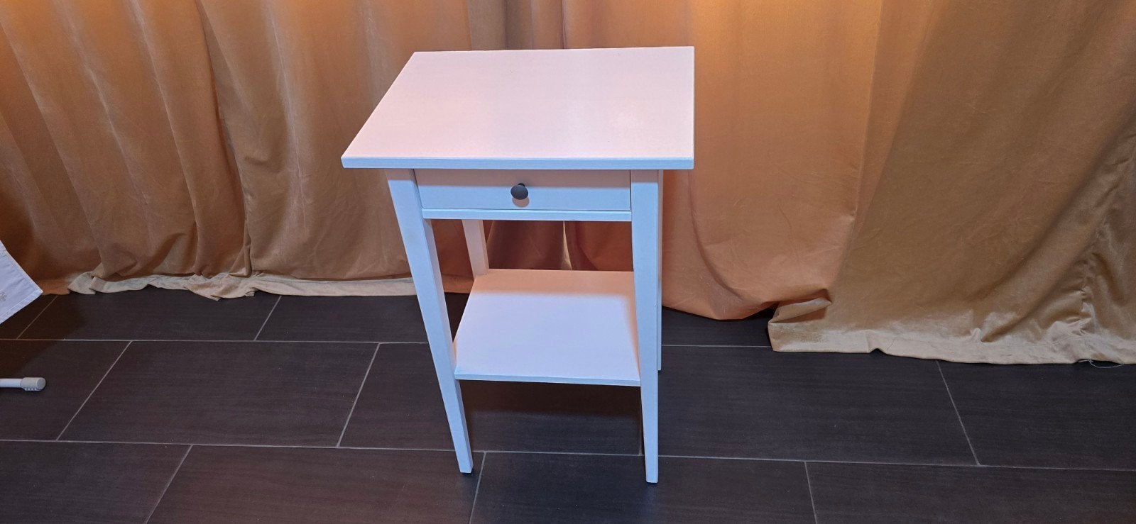 vendre, jolie petite table de chevet en bois, peinte en blan, Maison & Meubles, Enlèvement ou Envoi, Bois