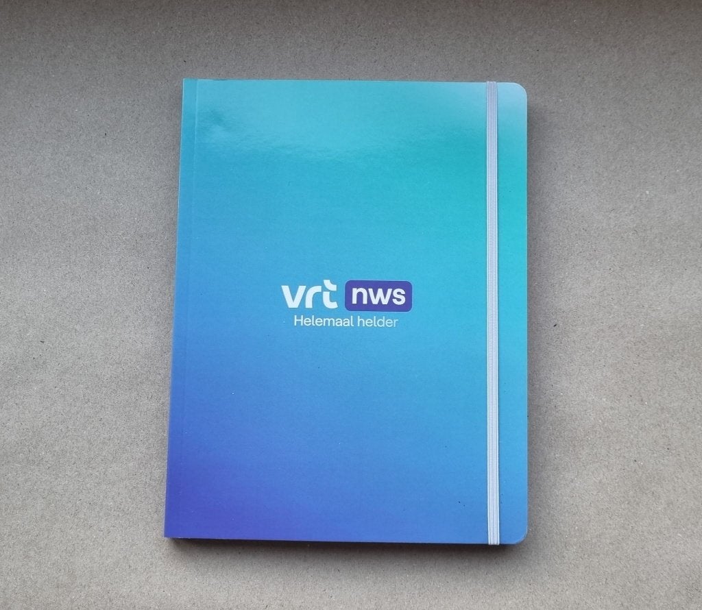 Carnet avec logo VRT NWS, taille A5 avec bande élastique, Divers, Cahiers de notes, Enlèvement ou Envoi, Neuf, A5