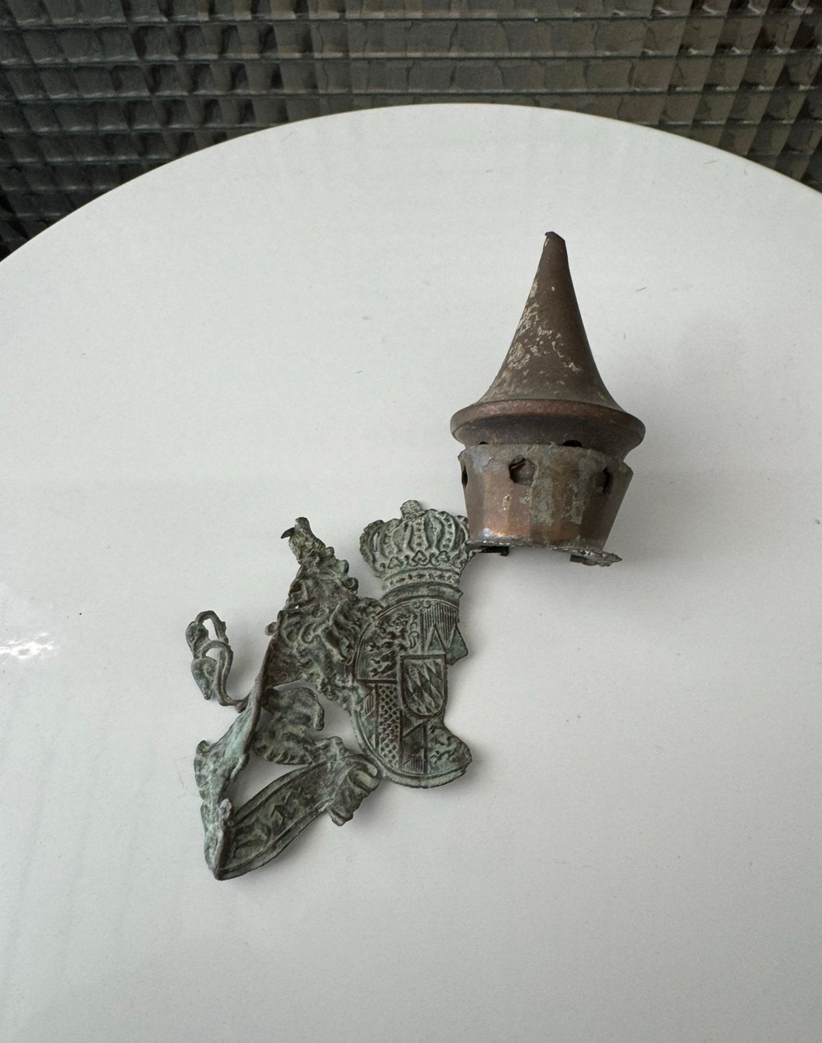 Wo1 Duitse pin en pinhelmplaat Bayern uit Verdun, Ophalen of Verzenden