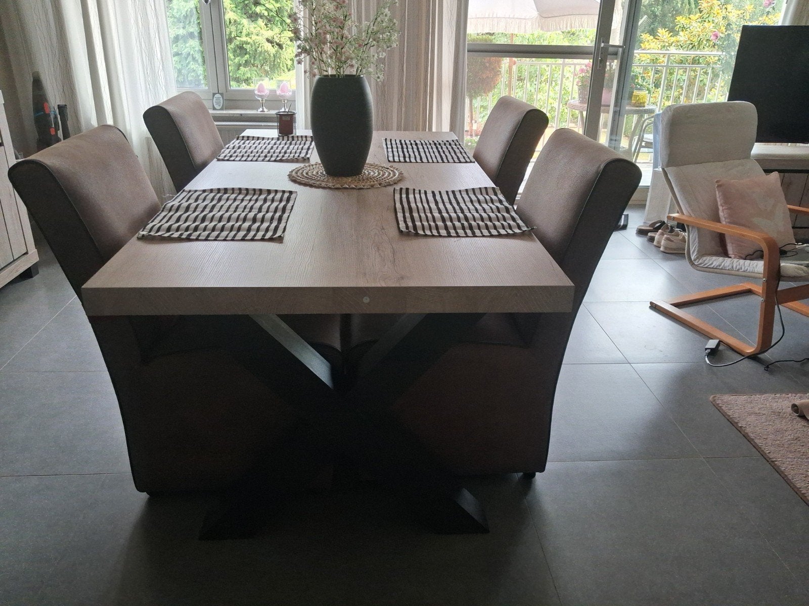 mooie eetkamer tafel met. eventueel 4 stoelen op wieltjes, Ophalen of Verzenden