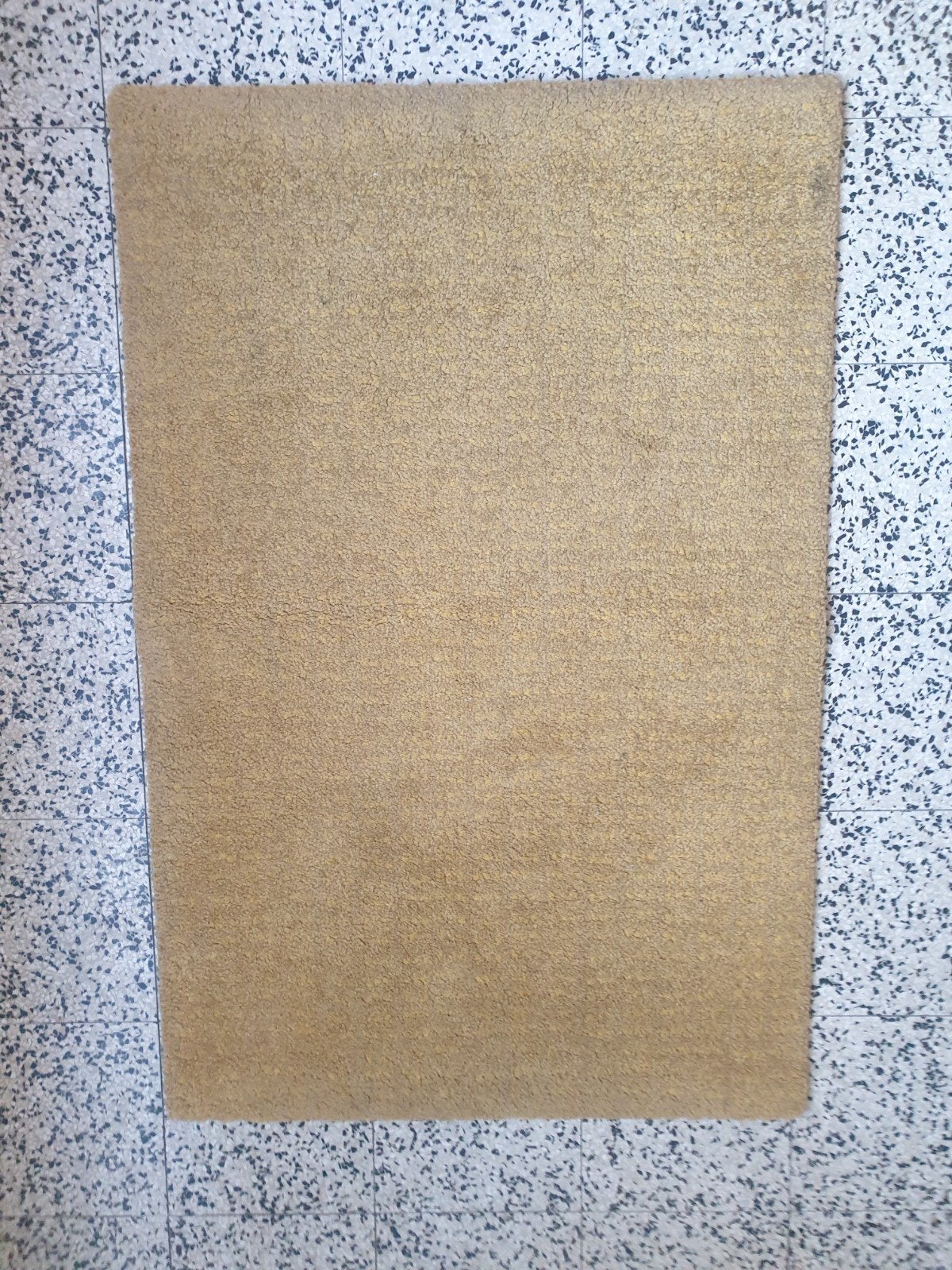 Petit tapis moutarde Ikea Langsted, Enlèvement