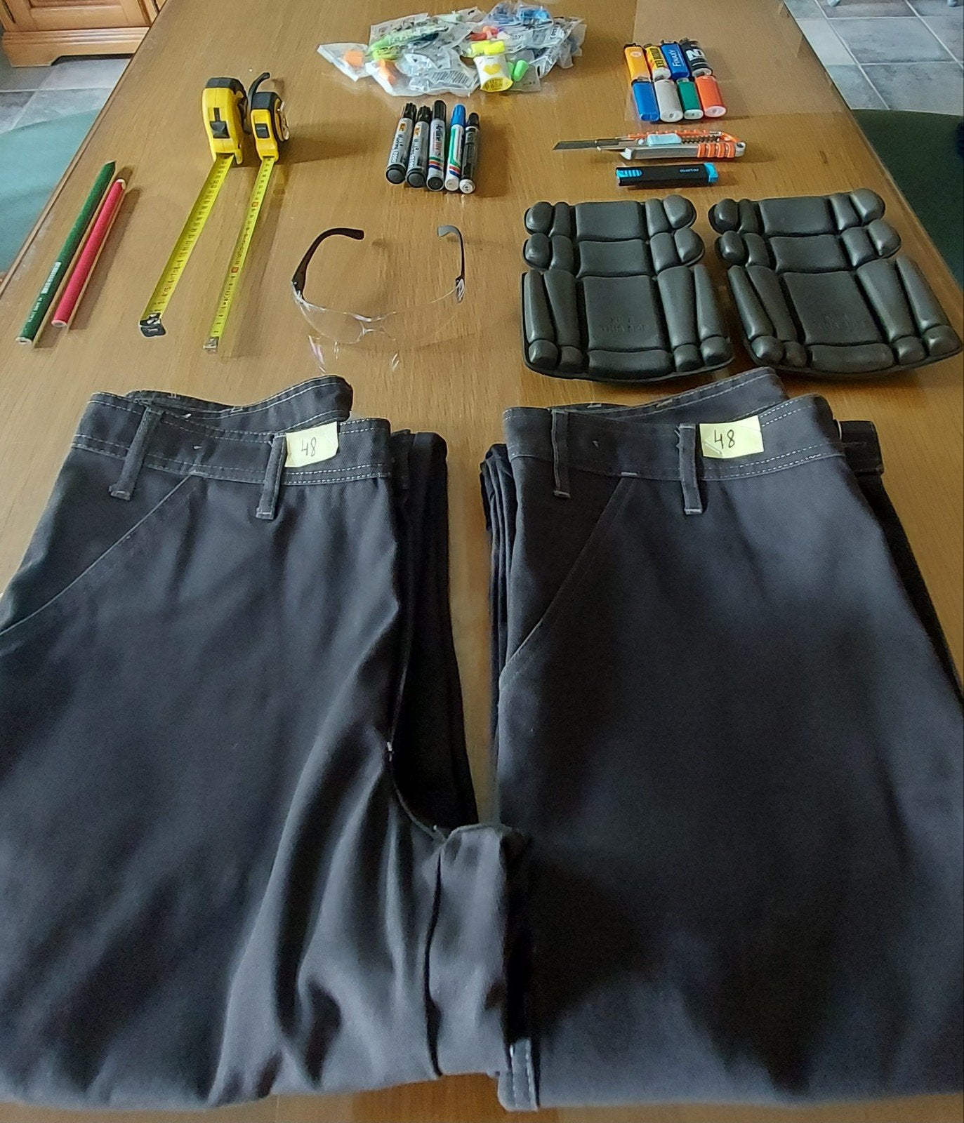 NEUFS ! LOT 2 PANTALONS T48+ GENOUILLÈRES,MÈTRES,CUTTER..., Enlèvement ou Envoi, Gris
