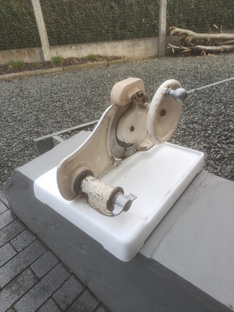 Oude ( jaren 50 ) zware vlees snijmachine uit winkel, Ophalen