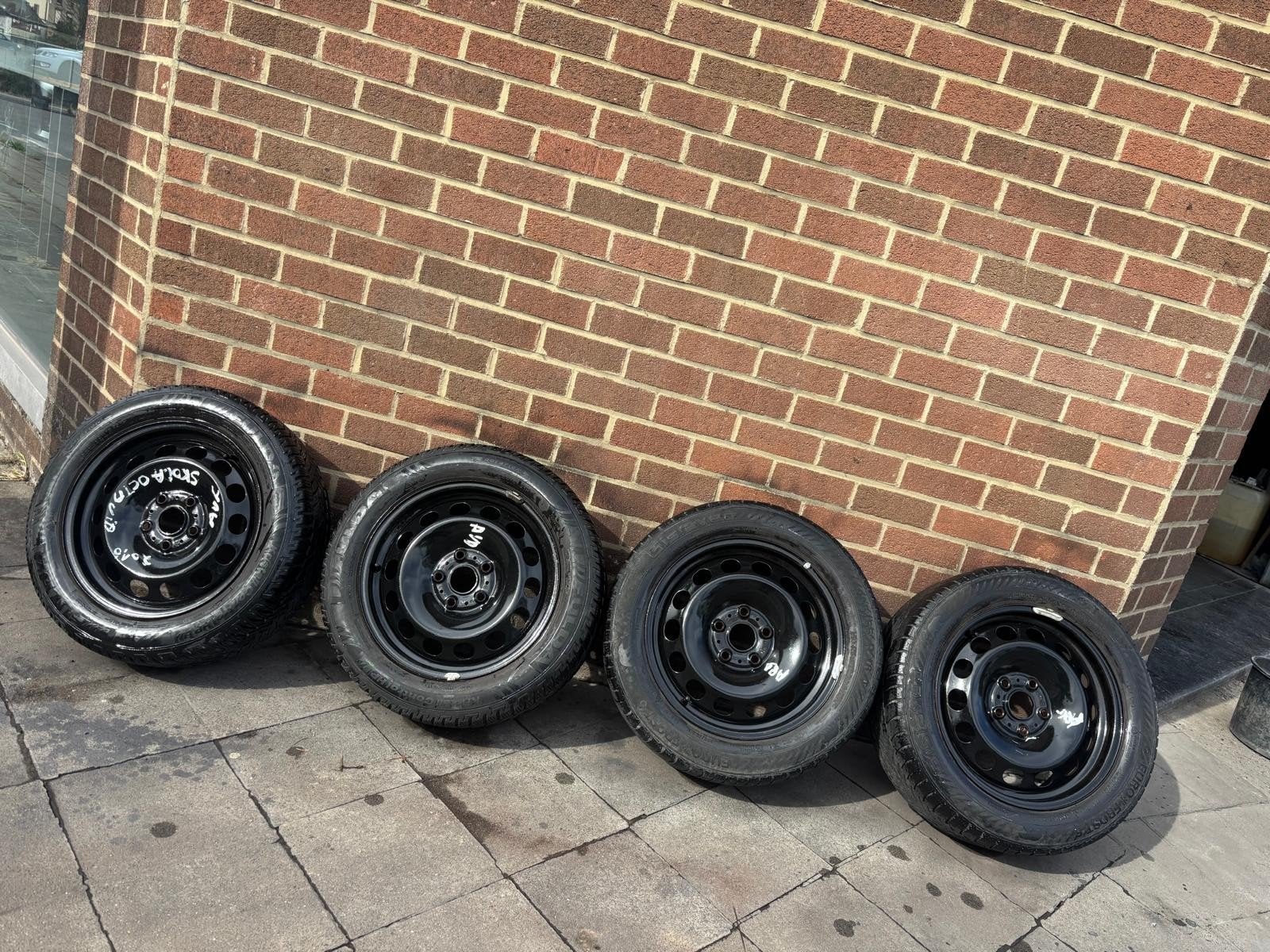 Lot de 4 jantes Suzuki,Toyota + pneu hiver (215/60R16) neuf, Autos : Pièces & Accessoires, Neuf, Pneus et Jantes, 16 pouces, Véhicule utilitaire
