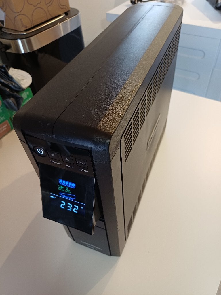 CyberPower CP1600EPFCLCD UPS – 1600 VA / 1000 W, Informatique & Logiciels, Alimentations de secours (UPS), Enlèvement, Comme neuf