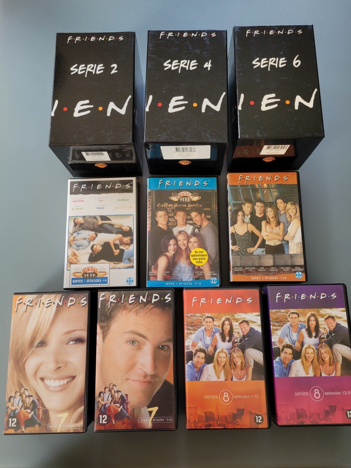 Friends VHS cassettes (5 complete seizoenen + extras), Ophalen, VHS