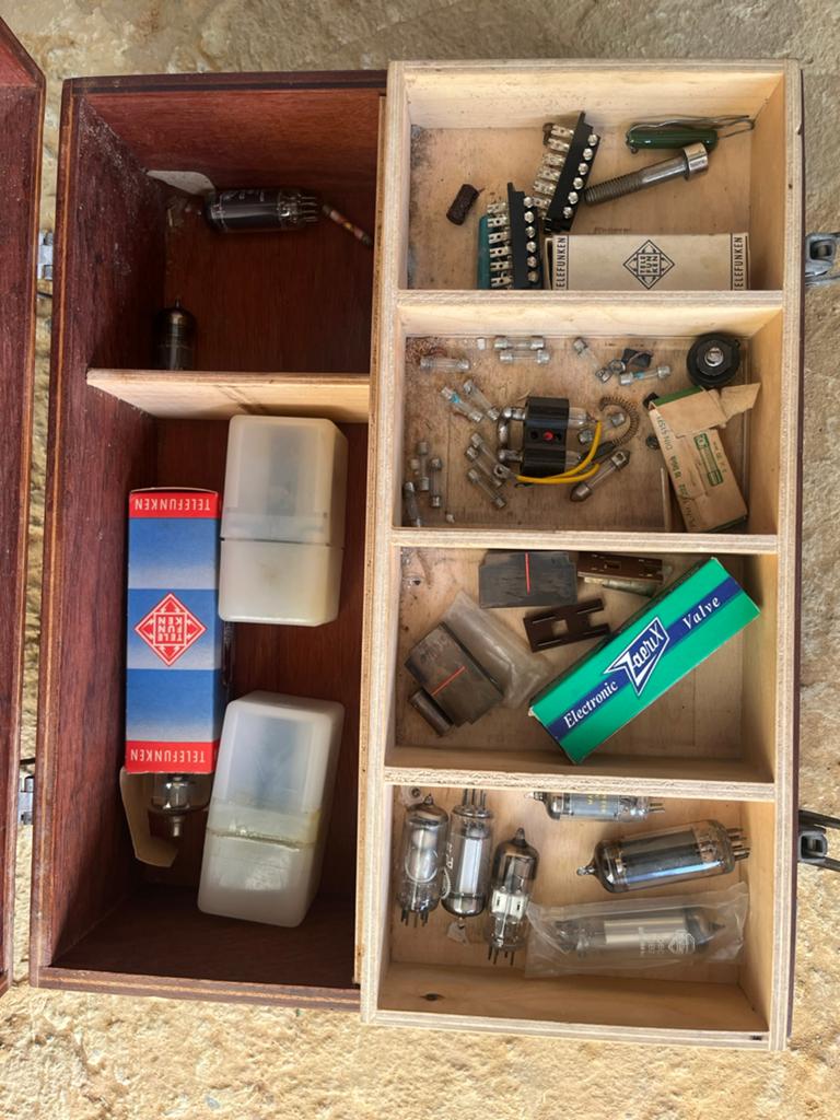 Vintage radiobuizen + in houten koffer – Telefunken, Enlèvement