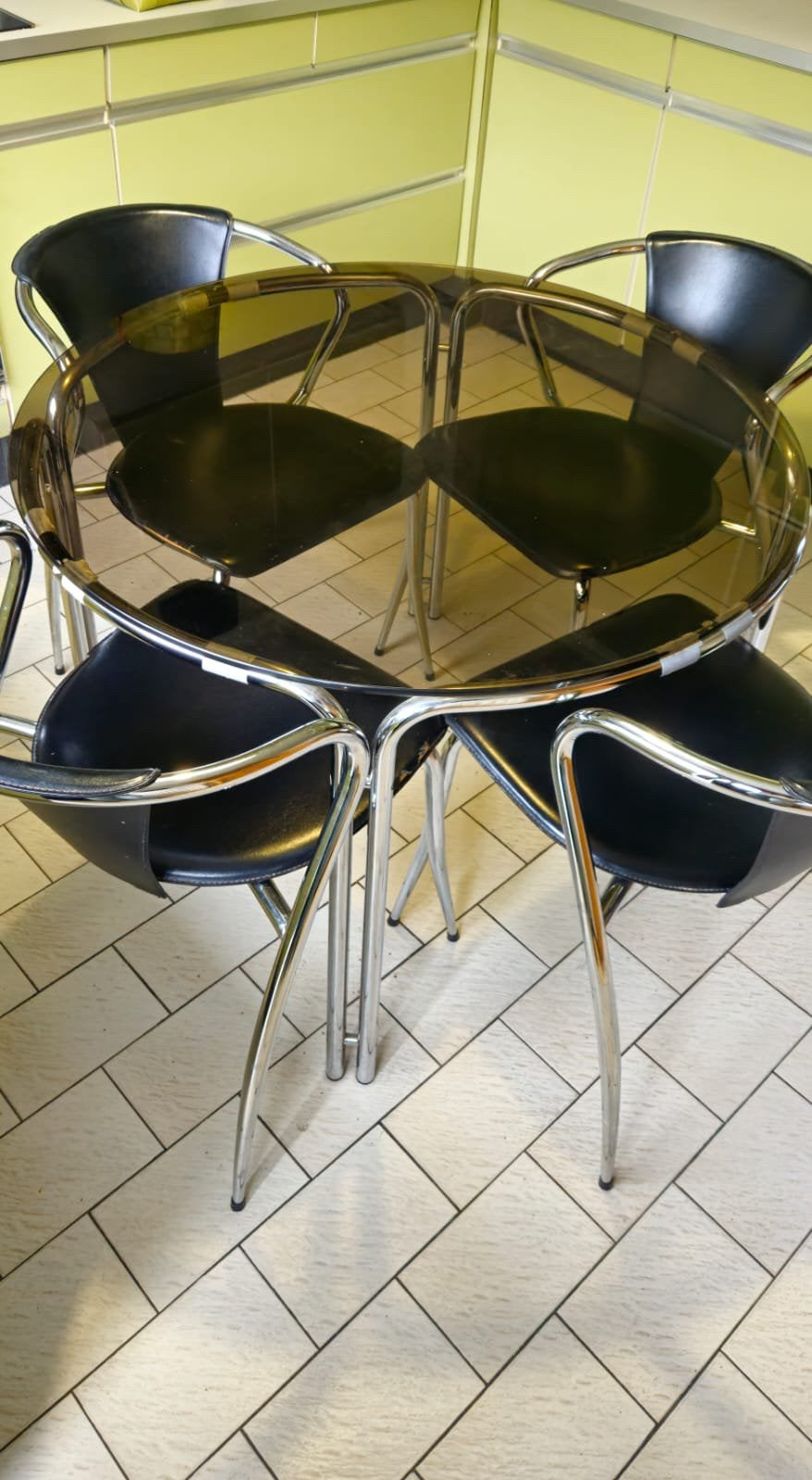 Vintage jaren ‘70 tafel met 4 stoelen | Ronde eettafel, Ophalen, Zo goed als nieuw
