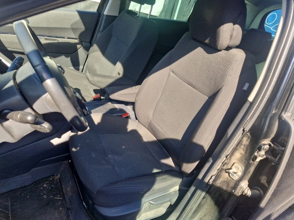 STOEL LINKS VOOR Peugeot 5008 I (0A / 0E) (01-2009/03-2017), Kontakt-peugeot@peugeot.com, Gebruikt, Peugeot Deutschland GmbH, Bahnhofsplatz
65423  Rüsselsheim, DE