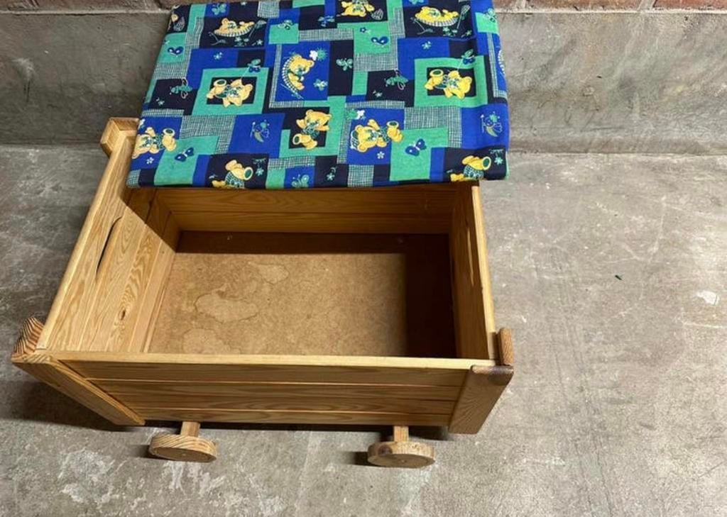 Houten speelgoedkist op wieltjes met zitkussen, Antiek en Kunst, Antiek | Meubels | Kasten, Ophalen