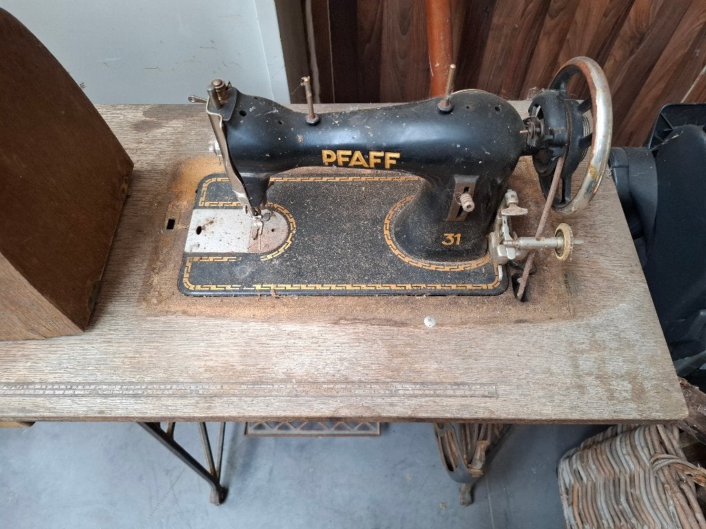 Pfaff naaimachine, Enlèvement