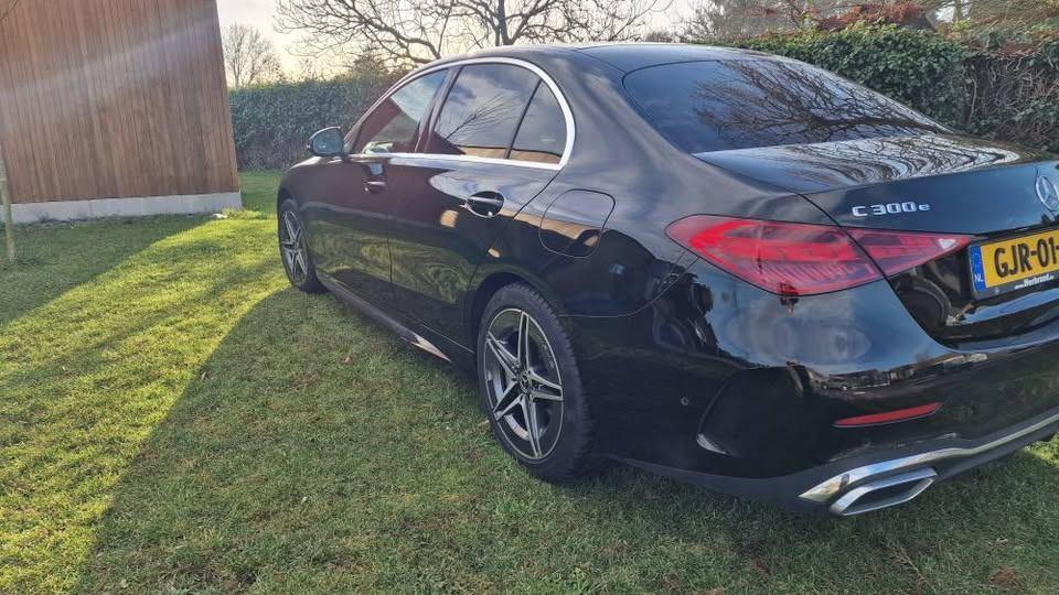 Mercedes-Benz C-klasse 300e AMG Line 2024 plug-in hybride, Auto's, 4 deurs, 313 kW, 4 cilinders, Zwart
