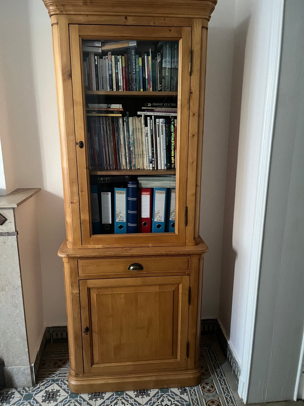 Armoire vitrine en pin massif, Avec tiroir(s), 25 à 50 cm, Enlèvement, Utilisé