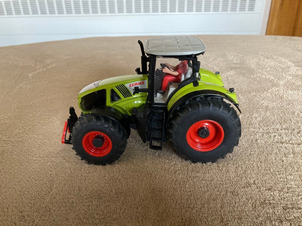 Siku tractor Claas axion met mannetje, schaal 1:32 va 3 jaar, Hobby en Vrije tijd, Ophalen of Verzenden, Zo goed als nieuw, Tractor of Landbouw