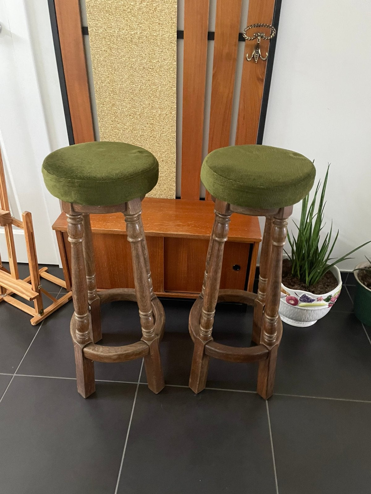 Set van 2 vintage houten barkrukken met groene zitting, Ophalen, Gebruikt, 60 tot 90 cm, Hout