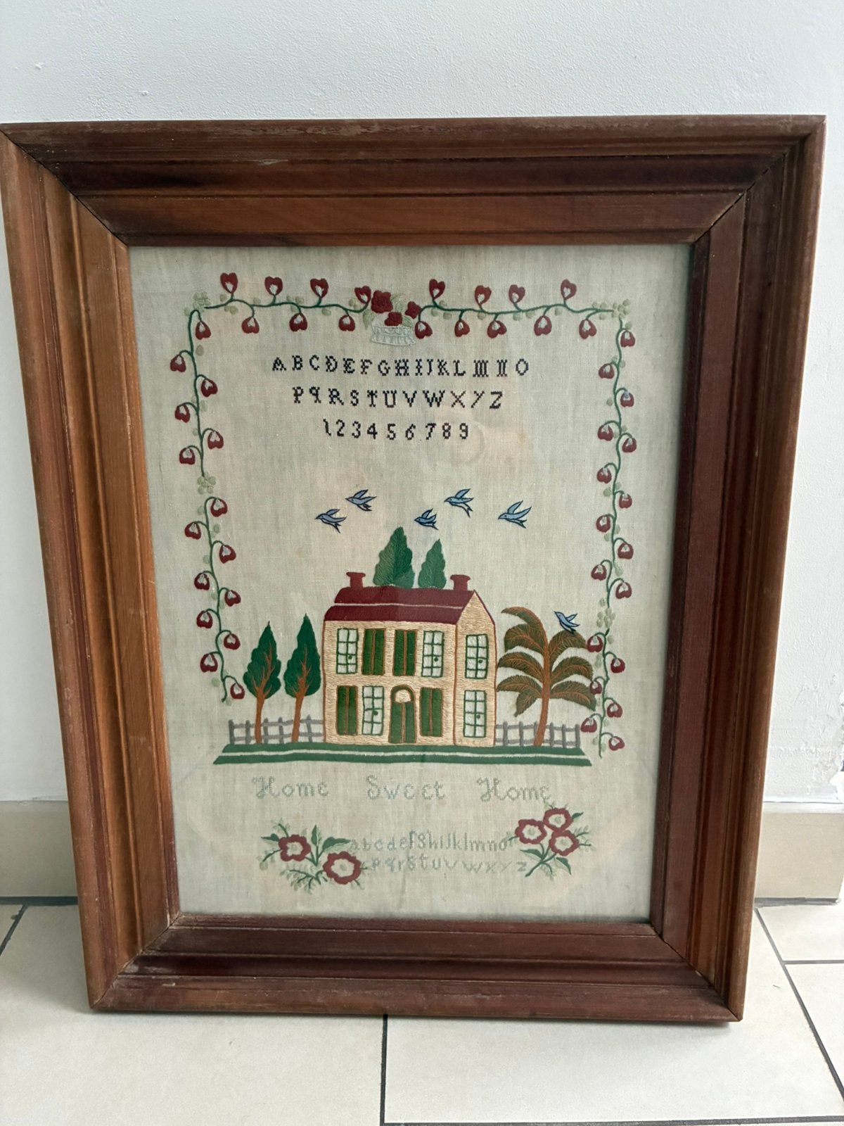 Vintage borduurwerk/merklap in houten kader: Home Sweet Home, Gebruikt, Schilderijlijst, Textiel, Ophalen of Verzenden
