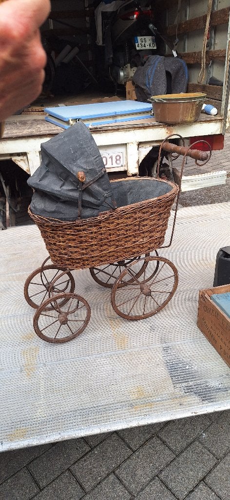 Oude kinderwagen voor decoratie., Antiek en Kunst, Antiek | Zilver en Goud, Ophalen