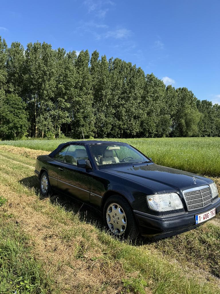 Oldtimer Merc E220 handgeschakelde cabrio, Auto's, Mercedes-Benz, Beige, Cabriolet, Blauw, Handgeschakeld