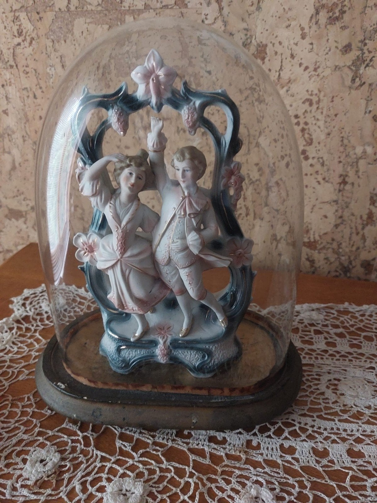 Statue ancienne d'un couple dansant sous une cloche de verre, Enlèvement