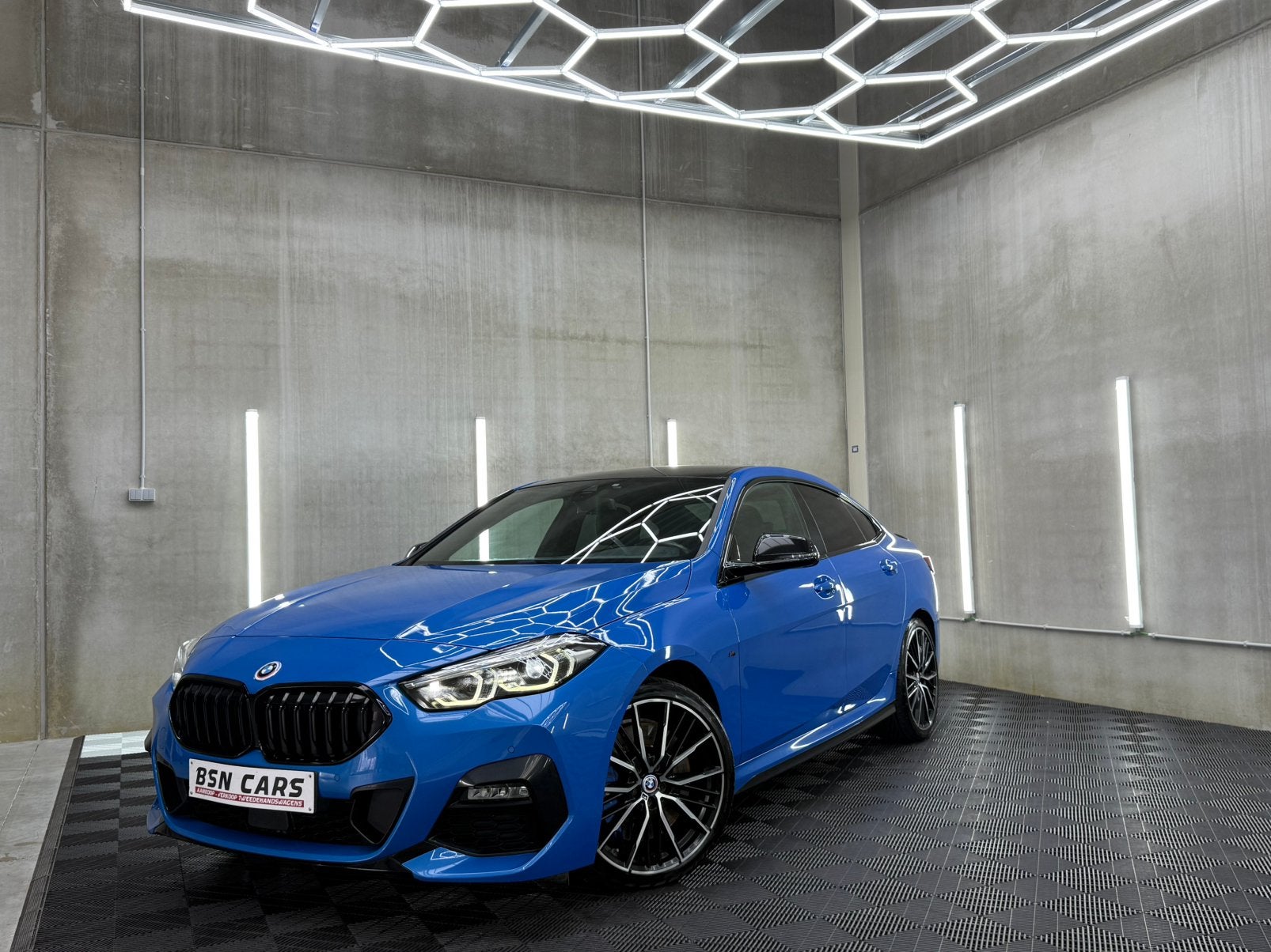 BMW 218i/50YEARS EDITION MPACK/CAMERA/CARPLAY/MEMORY/GARANTI, Auto's, Blauw, Leder en Stof, 5 zetels, BMW Premium Selection
