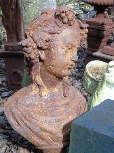 Buste van een elegante vrouw met druiventrossen in gietijzer, Tuin en Terras, Ophalen of Verzenden