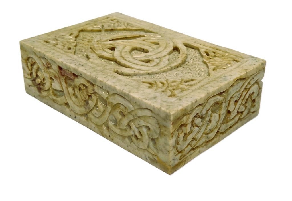 Kistje in jadeiet met keltische snijwerk., Antiek en Kunst, Curiosa en Brocante, Ophalen of Verzenden