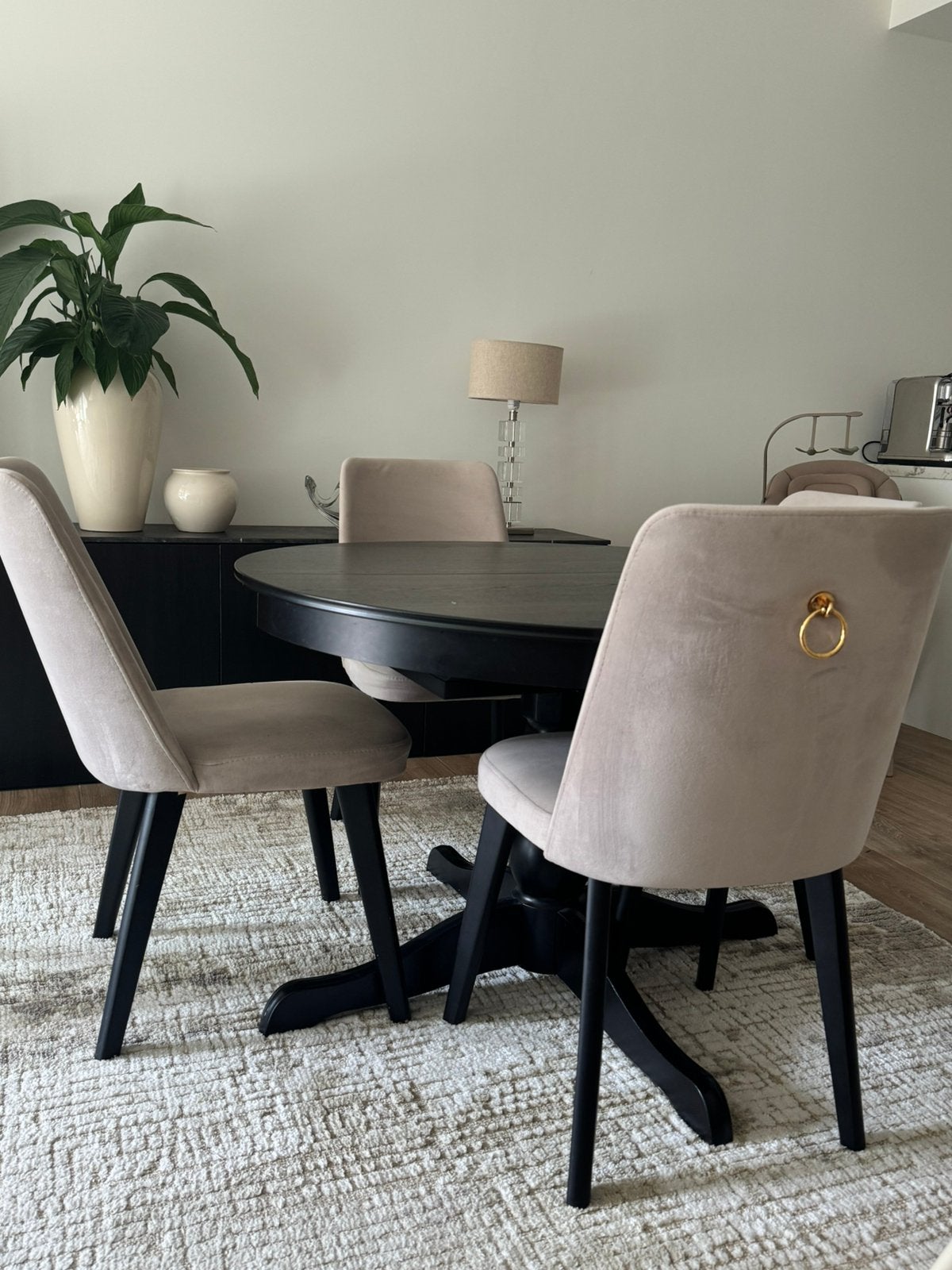 Tafel en stoelen, Ophalen