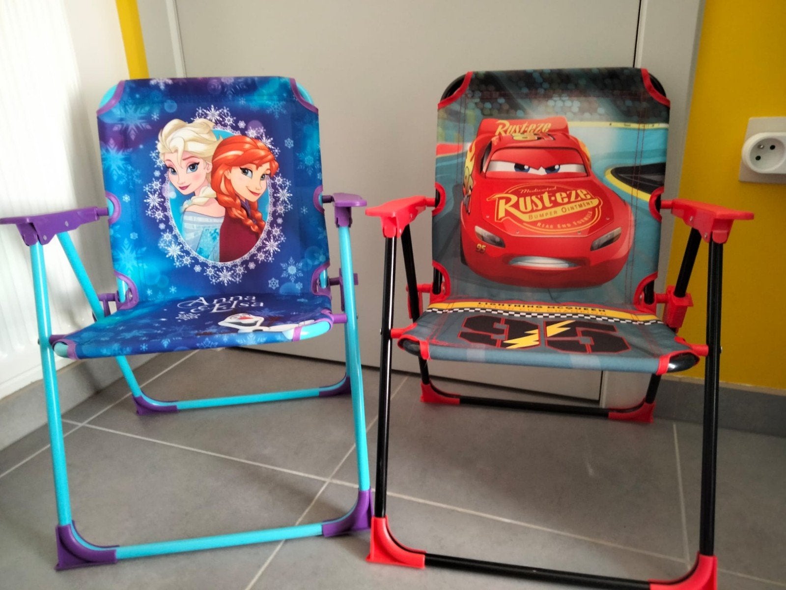 Kindertuinstoelen Disney Frozen en Cars, Enlèvement, Utilisé, Chaise(s)