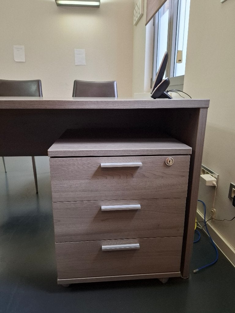 Bureau met ladeblok en stoelen, 160 cm, Comme neuf, Enlèvement, Bureau-armoire combiné