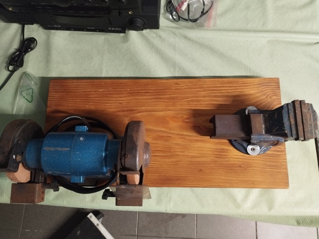 Slijpmolen en bankschroef op hout werkbank, Ophalen, Gebruikt, 70 tot 120 cm, Bankschroef