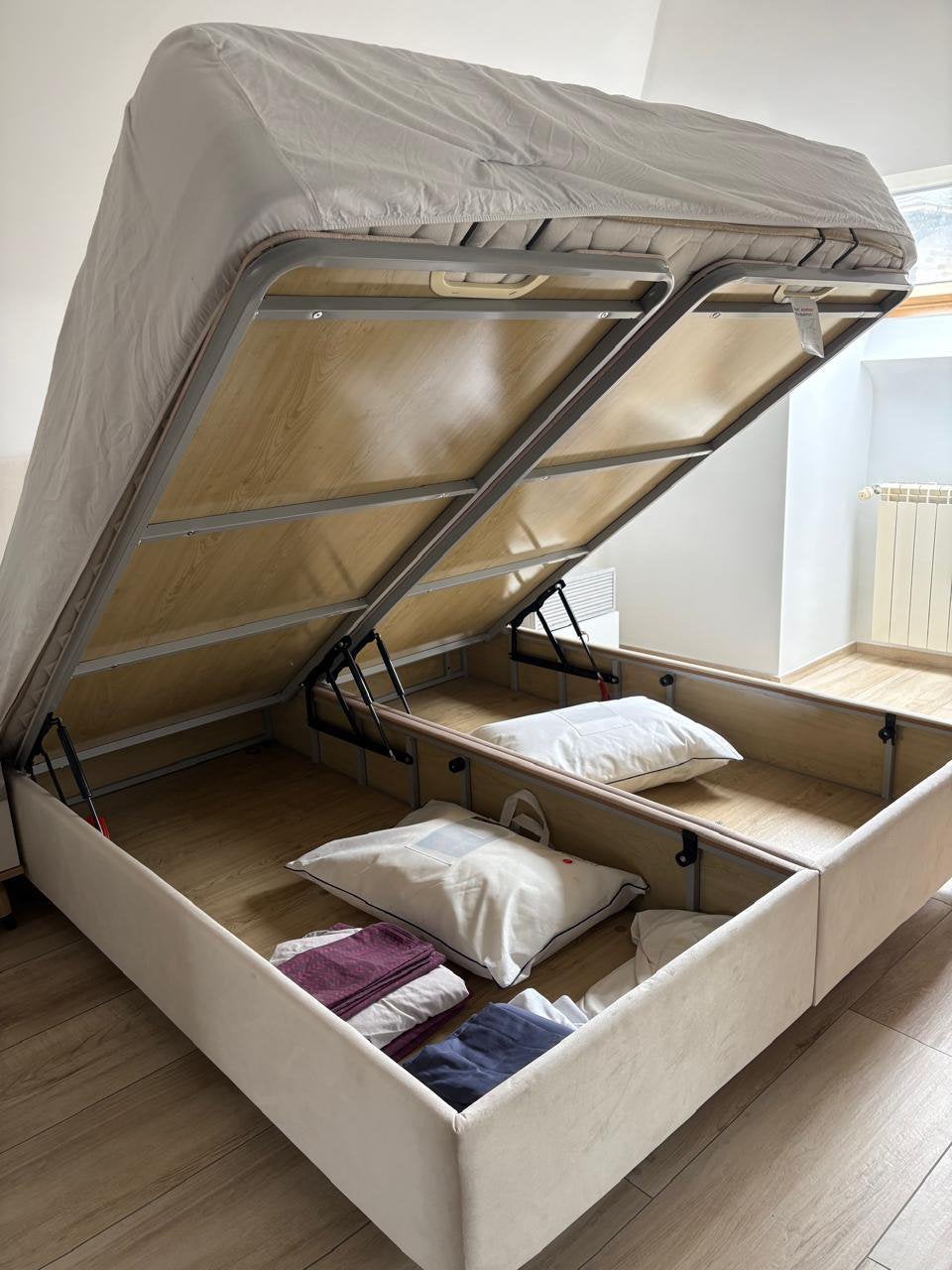 Lit coffre 180  200 avec matelas et 2 tables de chevet, Ophalen, Zo goed als nieuw, 200 cm