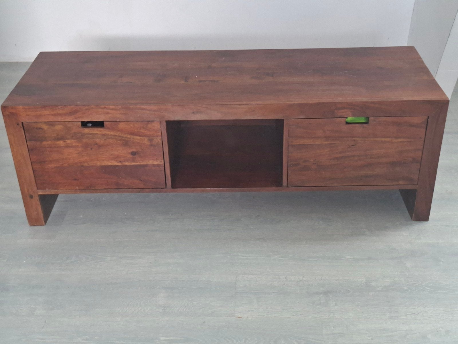 Massief houten tv meubel, Ophalen, 150 tot 200 cm, Zo goed als nieuw, Minder dan 100 cm