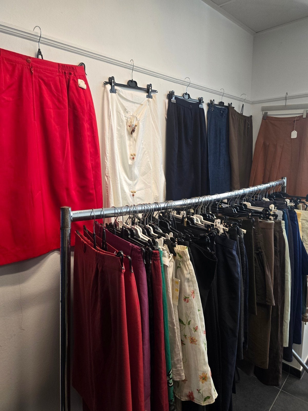 72 jupes vintage, différentes couleurs et tailles, jamais po, Enlèvement ou Envoi, Neuf